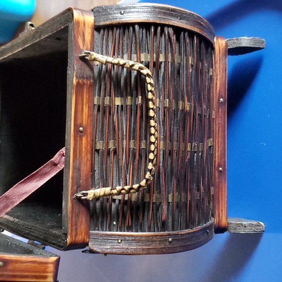 Wooden Oriental chest - Picture 4 of 14